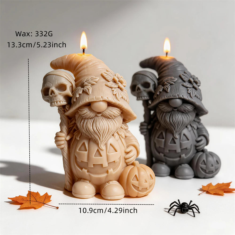 Pumpkin gnome size diagram with 13.3 cm height, 10.9 cm width and 332 g wax reference