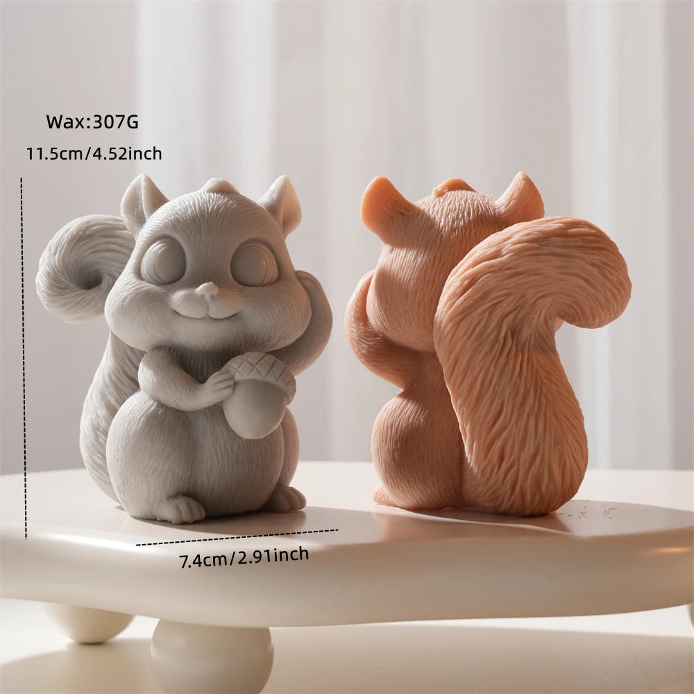 Squirrel size graphic with 11.5 cm height, 7.4 cm width and 307 g wax reference