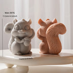 Squirrel size graphic with 11.5 cm height, 7.4 cm width and 307 g wax reference