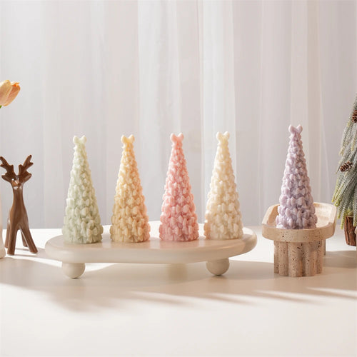 Árboles de Navidad estilizados cubiertos de pequeños lazos