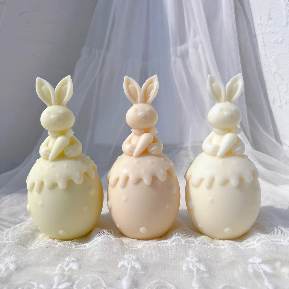 Carrot-holding bunnies above smooth eggs with scalloped top trim