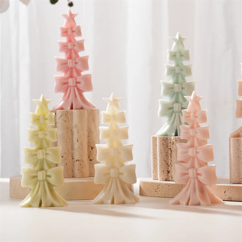 Velas de árbol de Navidad hechas de lazos sobre soportes de madera