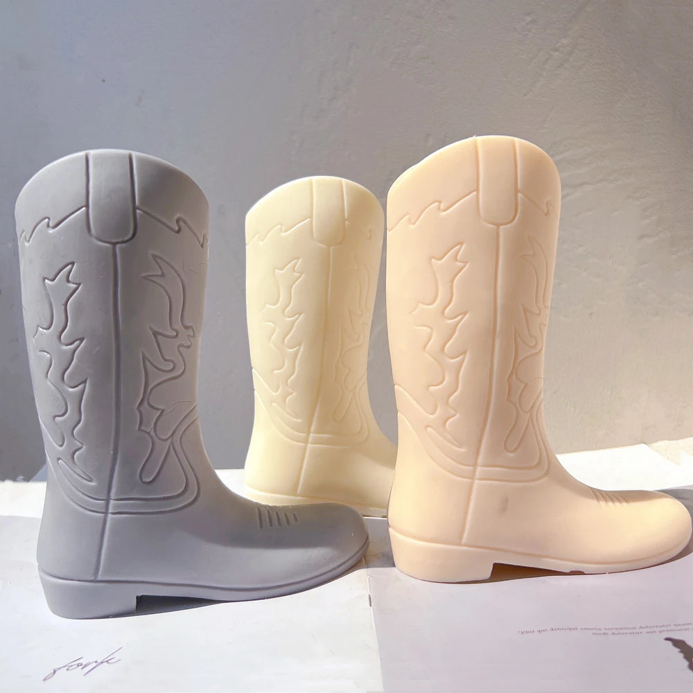 Angled western boots with seam-like shaft decoration
