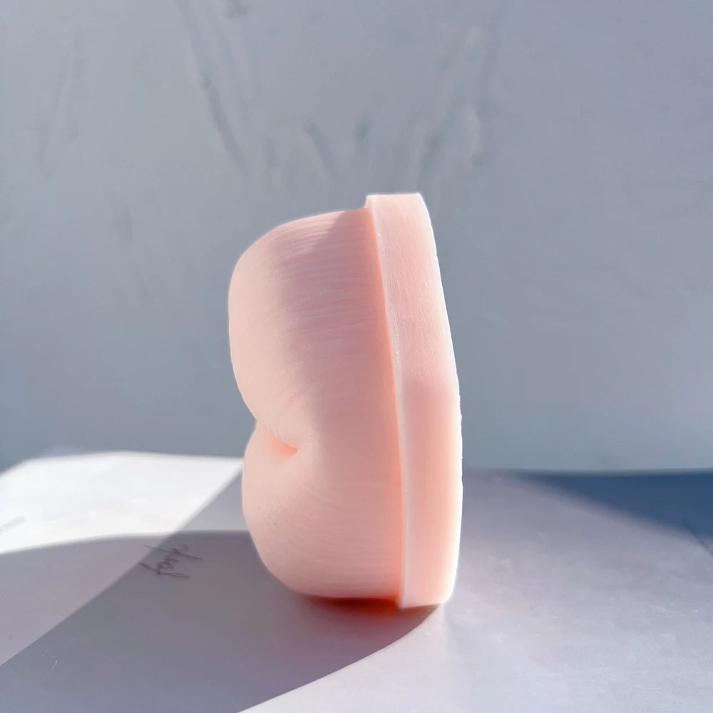 Side view showing the thickness of the lip casting