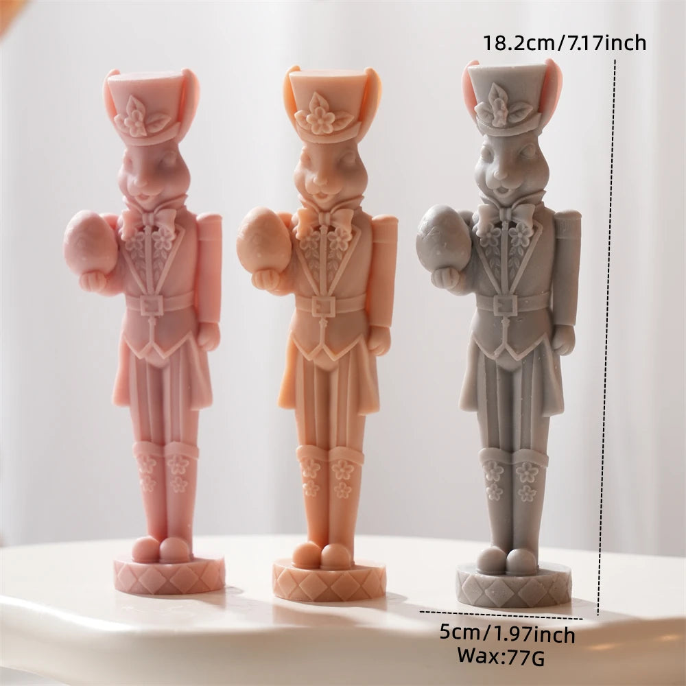 Dimension graphic showing 18.2 cm height 5 cm base width and 77 g wax estimate