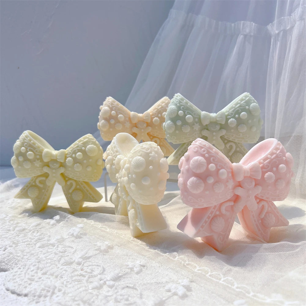 Angled gingerbread-decorated bow candle samples