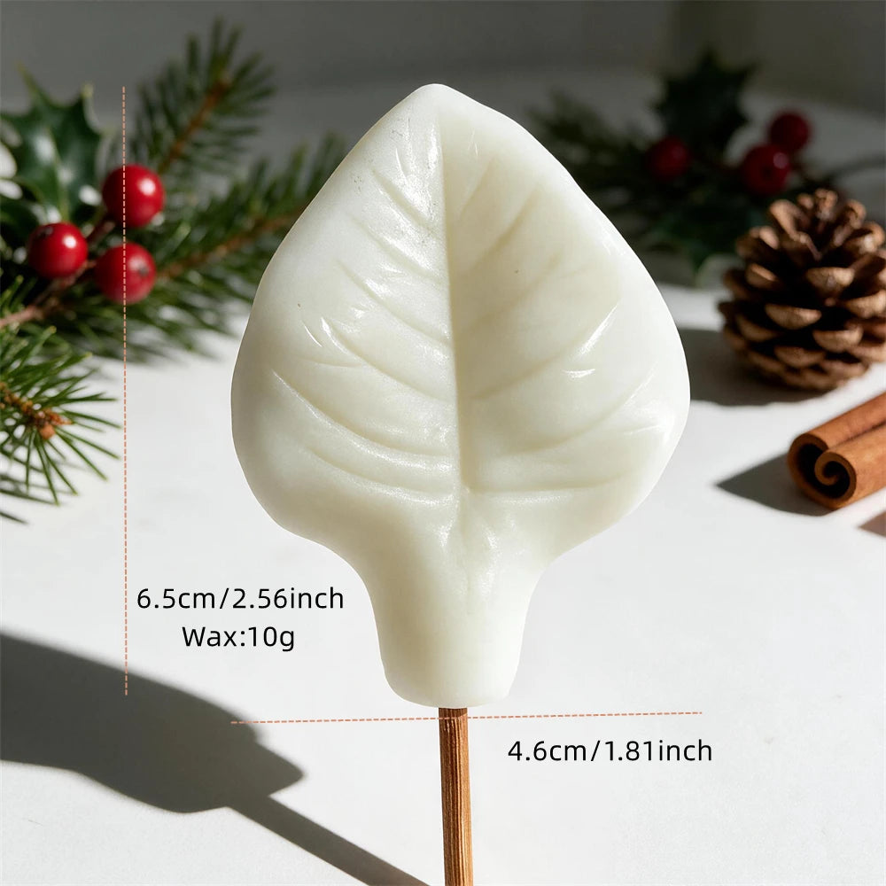 Single veined leaf casting with 6.5 cm height, 4.6 cm width and 10 g wax label