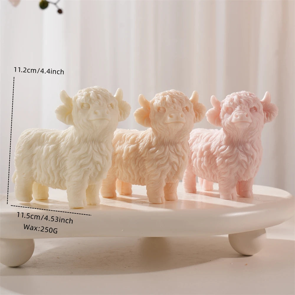 Highland cow size diagram showing 11.2 cm height, 11.5 cm length and 250 g wax reference