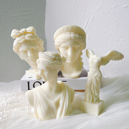 Sculture classiche di Era, Apollo e Artemide con Vittoria alata